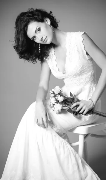 Jonge vrouw in retro bruids jurk met bloemen — Stockfoto
