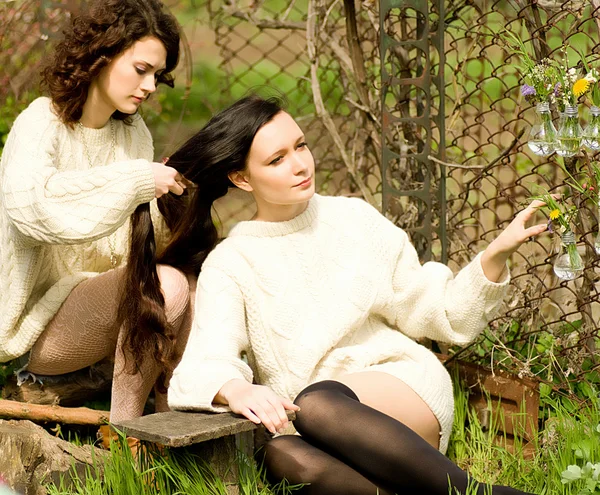 Mooie vintage meisjes in lentetuin — Stockfoto