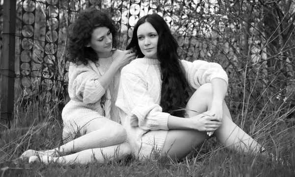 Bahar bahçe içinde güzel vintage kızlar — Stok fotoğraf