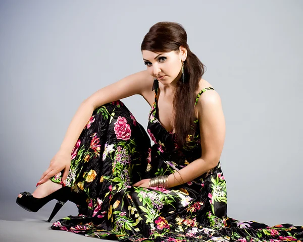 Mulher bonita no vestido com flores de primavera — Fotografia de Stock