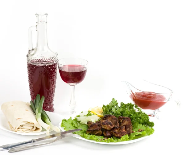 Şarap ve yeşillik ile iştah açıcı iz kebap — Stok fotoğraf