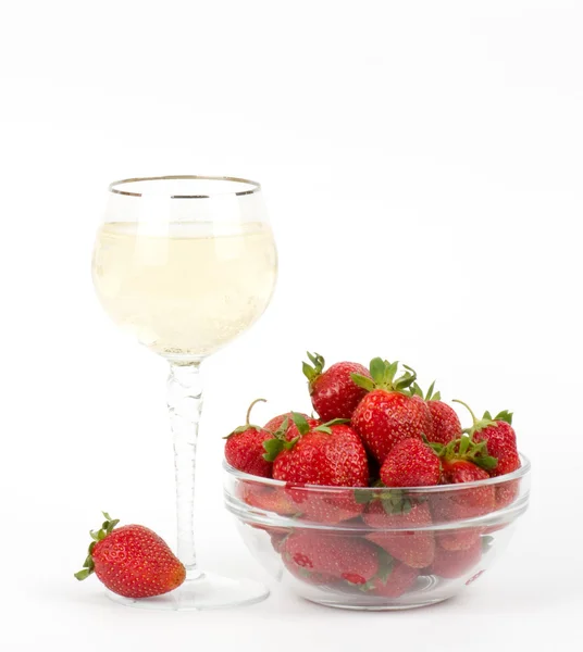 Savoureux cocktail alcoolisé à la fraise. Isolé sur fond blanc — Photo