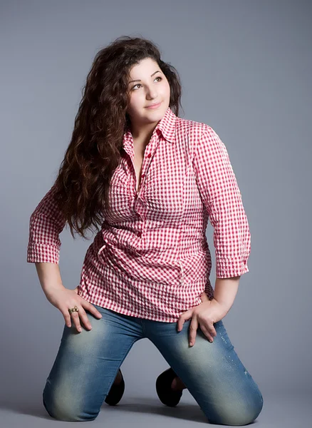Молодая модная женщина в джинсах — стоковое фото