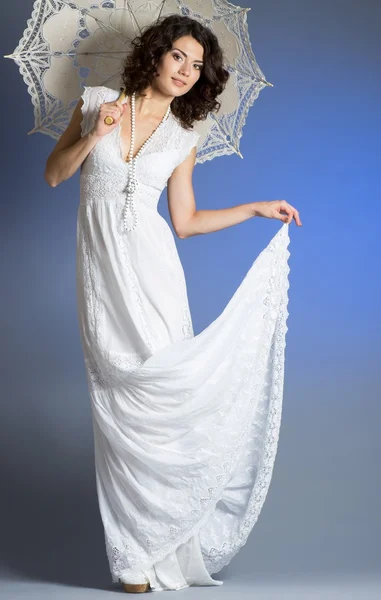 Νεαρή γυναίκα σε ρετρό νυφικό φόρεμα με ομπρέλα — Φωτογραφία Αρχείου