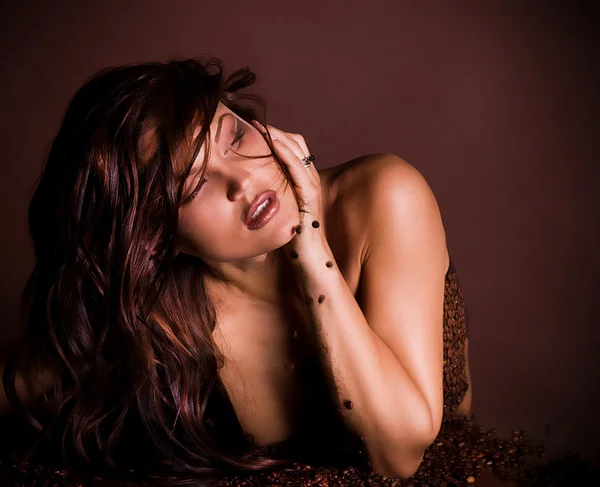 Sexy młoda kobieta w kawa z piękny brązowy makijaż — Zdjęcie stockowe