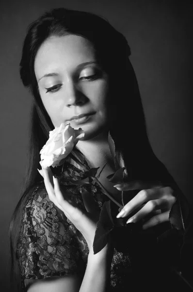 Красивая молодая женщина с белой розой — стоковое фото