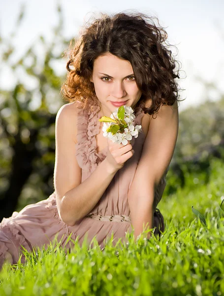 Mulher bonita na primavera grama verde — Fotografia de Stock