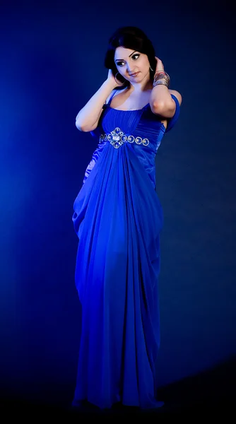 Красивая молодая женщина в синем платье — стоковое фото
