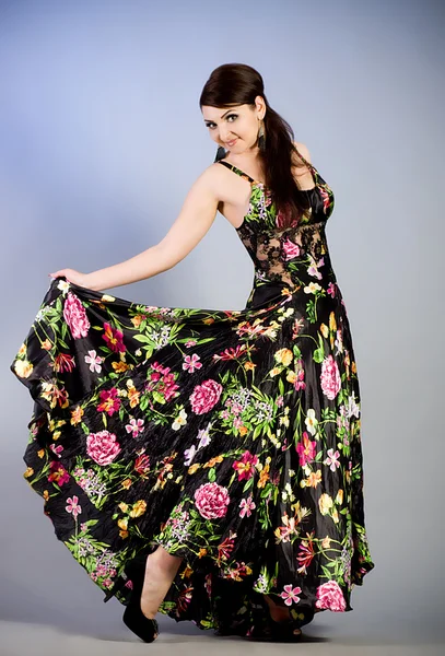 Piękna kobieta w sukni z wiosennych kwiatów — Zdjęcie stockowe