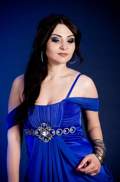 Krásná mladá žena v modrých šatech — Stock fotografie
