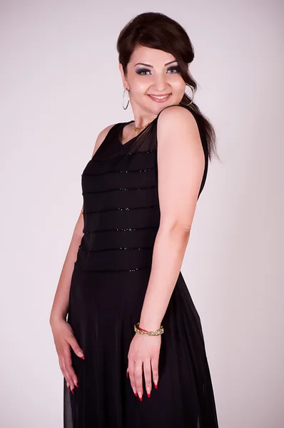 美しい黒のドレスの若い女性 — ストック写真