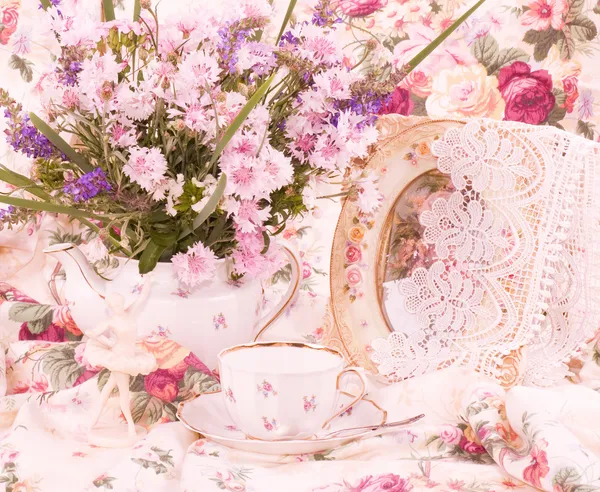 Vintage xícaras de chá, balé dançarina estatueta e flores — Fotografia de Stock