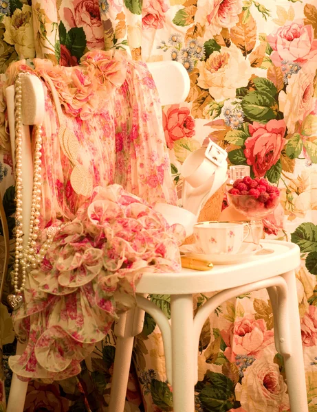Vintage elegante vestido e sapato, xícara e framboesa na cadeira branca — Fotografia de Stock