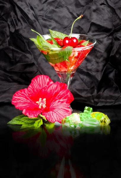 Klassiska virgin mojito summer med jordgubbe — Stockfoto