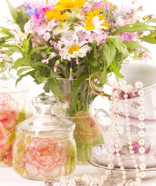 Tè vintage in eleganti tazze e fiori — Foto Stock