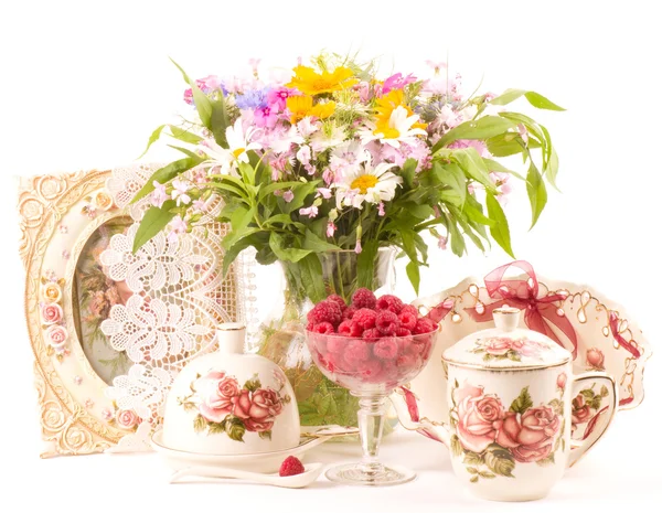 Vintage eleganti tazze da tè, lamponi e fiori — Foto Stock