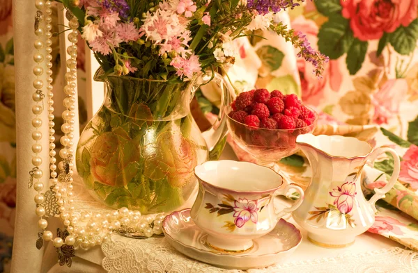 Vintage elegant teacups, raspberry and flowers — Stock Photo, Image