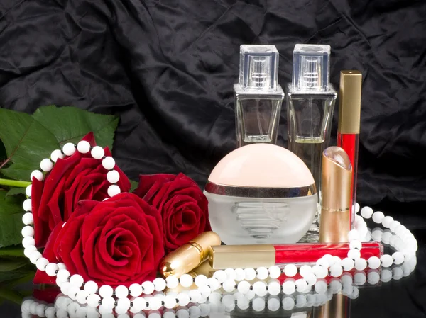 Hermosas botellas de perfume, rosas rosadas y perlas —  Fotos de Stock