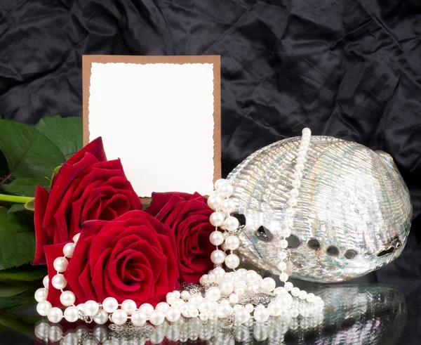 Vackra röda blommor med banner lägga och exotiska shell — Stockfoto