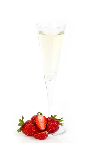 Νόστιμο αλκοόλ κοκτέιλ με φράουλα. απομονώνονται σε λευκό φόντο — Φωτογραφία Αρχείου