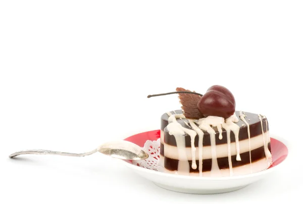 Sobremesa - bolo doce com cereja em uma chapa no fundo — Fotografia de Stock
