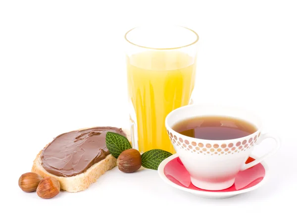 Leckeres Brot mit Schokolade, Tee und Orangensaft — Stockfoto