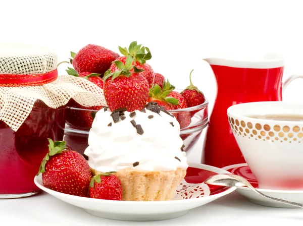 Dessert - süßer Kuchen mit Erdbeere und Kirsche auf einem Teller vor dem Hintergrund — Stockfoto