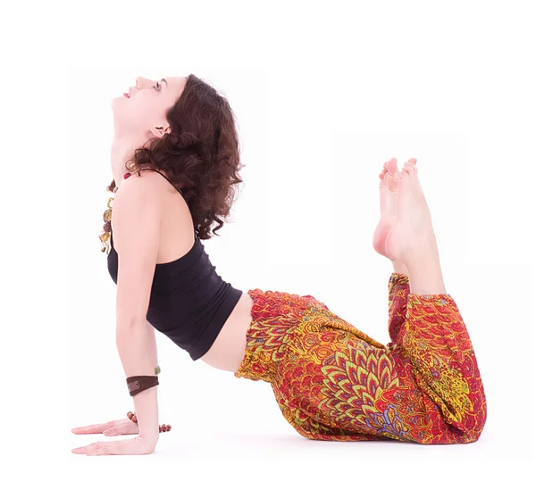 Porträtt av hippie ung kvinna gör yoga övning — Stockfoto