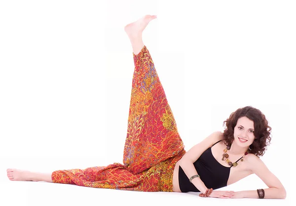 Retrato de una joven hippie haciendo ejercicio de yoga —  Fotos de Stock