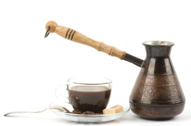 metal Turk ve beyaz bir arka plan üzerinde izole kahve fincanı