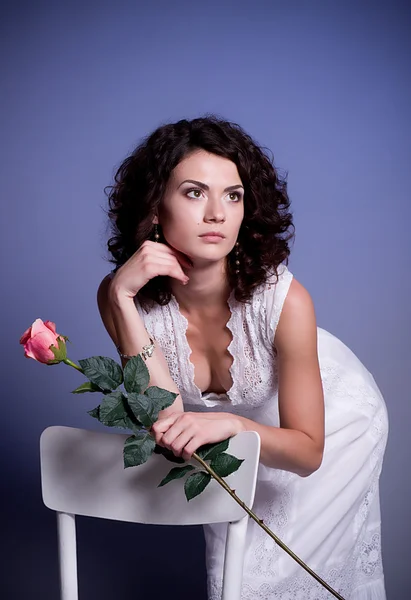 Giovane donna in abito da sposa retrò con fiori — Foto Stock
