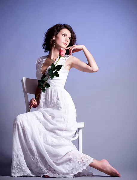 花とレトロなブライダル ドレスの若い女性 — ストック写真