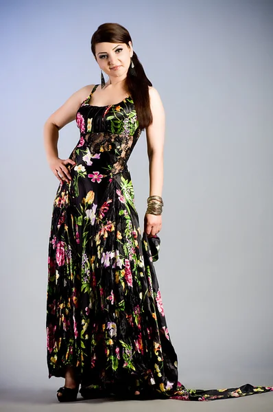 Piękna kobieta w sukni z wiosennych kwiatów — Zdjęcie stockowe