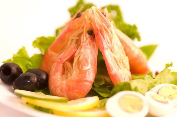 美味的炸的虾食品用橄榄和鸡蛋 — 图库照片