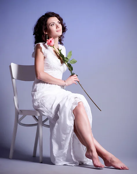 Ung kvinna i retro brudklänning med blommor — Stockfoto