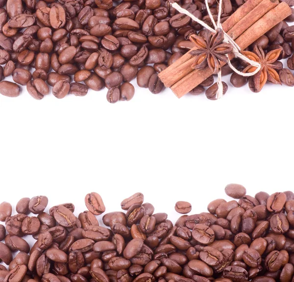 コーヒー豆と、白い背景にシナモン — ストック写真