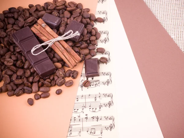 コーヒー豆とシナモン、背景上の甘さ — ストック写真