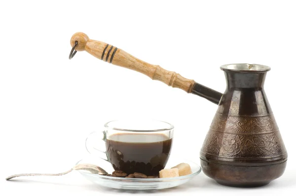 Metal turk dan cangkir kopi terisolasi pada latar belakang putih — Stok Foto
