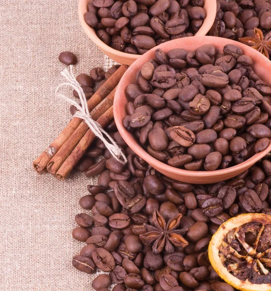 コーヒー豆と略奪の背景にシナモン — ストック写真