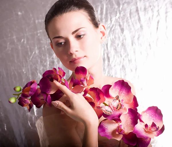 Bellezza faccia della giovane donna con fiore — Foto Stock
