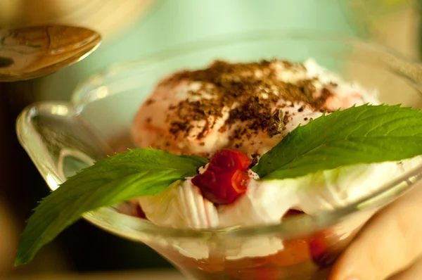 Deliciosa tigela de sorvete de cereja e mão — Fotografia de Stock