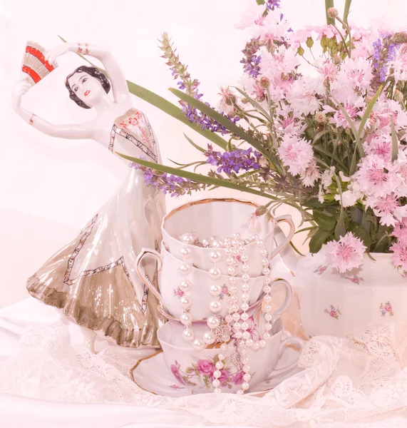 Vintage xícaras de chá, balé dançarina estatueta e flores — Fotografia de Stock