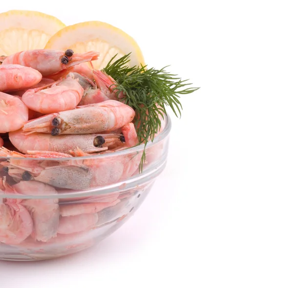 Leckere gekochte Garnelen auf Teller auf weißem Hintergrund — Stockfoto