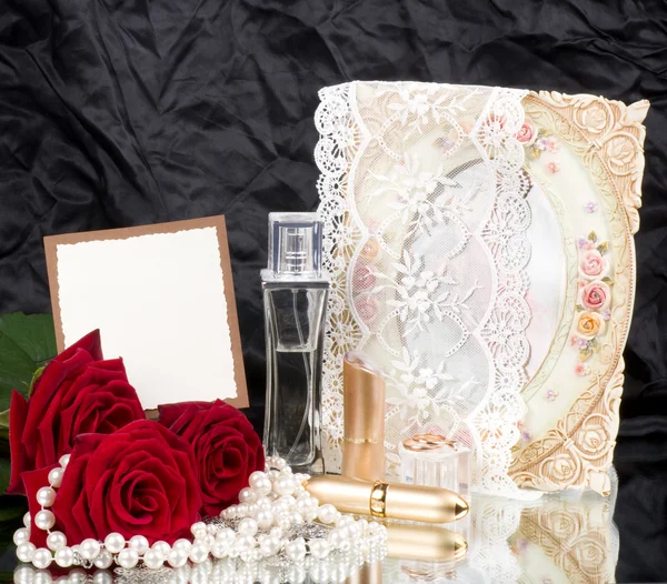 Piękne perfumy butelek, róż i koraliki z banerem — Zdjęcie stockowe