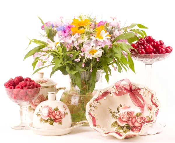 复古茶优雅餐具、 覆盆子、 樱桃和鲜花 — 图库照片