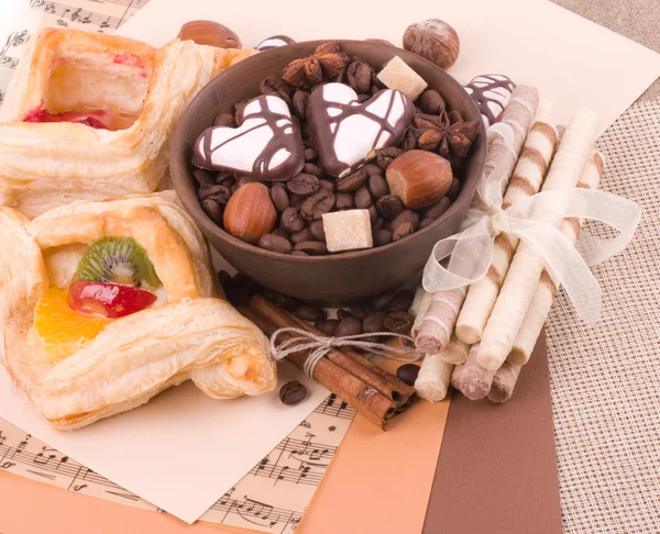 Kaffebönor och kanel, nötter, sötma på bakgrund — Stockfoto