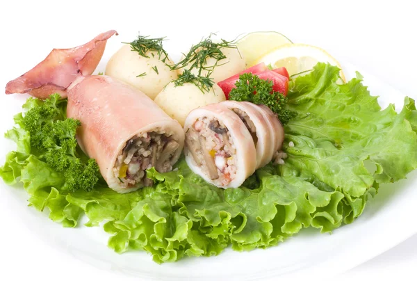 Inktvis gevuld met garnalen en groenten op salade blad — Stockfoto