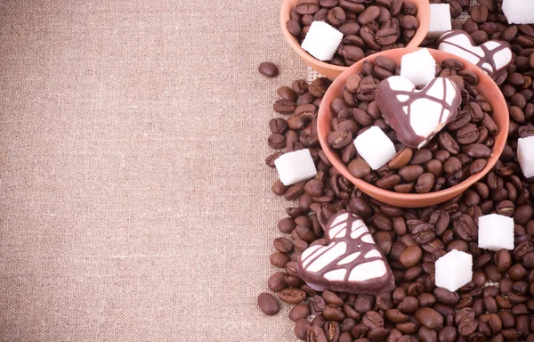 Granos de café con azúcar sobre fondo de saco — Foto de Stock