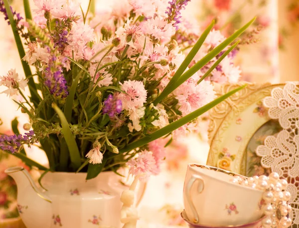 Ročník elegantní poháry s korálky a květiny — Stock fotografie