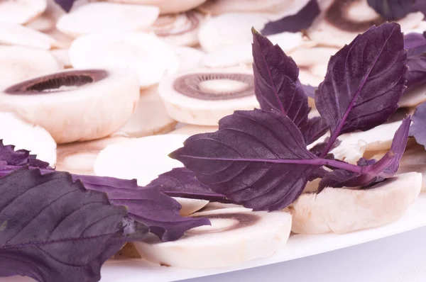 Свежие грибы шампанское и фиолетовый базилик — стоковое фото